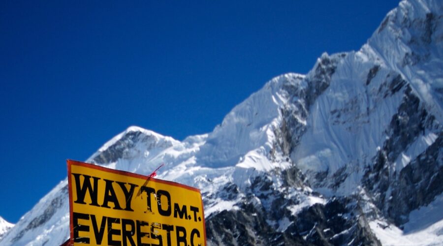 Everest climbers must collect rubbish or pay fine